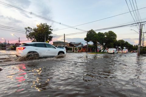 Las impactantes imágenes de autos arrastrados en Maipú tras desborde de río por las lluvias de verano