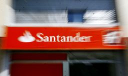 “Santander Rewards”: Sernac oficia a banco por cambios en su programa de fidelización