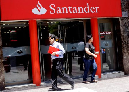“Santander Rewards”: Sernac oficia a banco por cambios en su programa de fidelización
