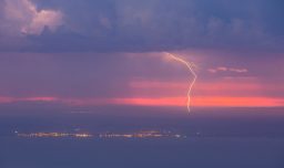 Senapred solicita a la población resguardarse por tormentas eléctricas en Tomé, Penco y Concepción