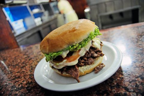 ¿Estafa con sandwichs? Empresario gastronómico fue acusado de fraude de más de $1.400 millones en impuestos