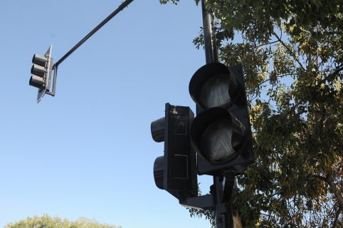 Reportan corte masivo de luz en el sur de Chile: Más de 100.000 clientes permanecen sin suministro eléctrico