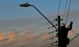 Más de 3 mil clientes siguen sin luz luego de tormenta eléctrica en la Región Metropolitana