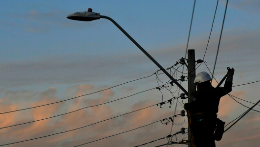 Más de 3 mil clientes siguen sin luz luego de tormenta eléctrica en la Región Metropolitana