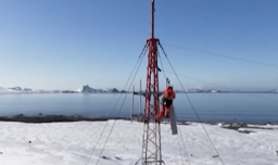 Chile consolida su presencia digital: WOM instala antena en la Antártica con la red 5G más austral del mundo