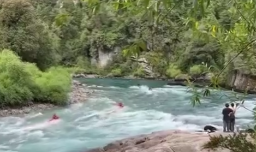 “Imbécil, es un río protegido”: Chilenos emplazan a turistas extranjeros por ingresar con motos de agua en Futaleufú