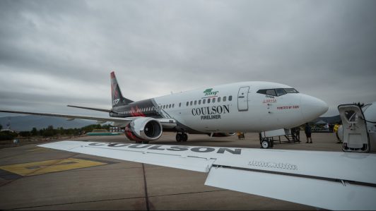 Así es el avión tanquero Boeing 737 “Fireliner” para combatir incendios forestales: Tiene 15 mil litros de capacidad