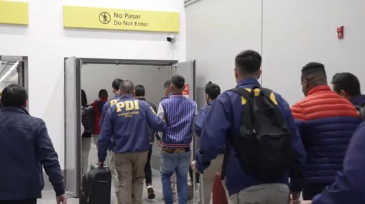 83 personas expulsadas del país en el primer vuelo chárter del 2026: Cometieron delitos o faltas administrativas