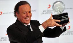 Fiscalía de España investiga a Julio Iglesias por presunto acoso sexual y "tocamientos" a dos exempleadas