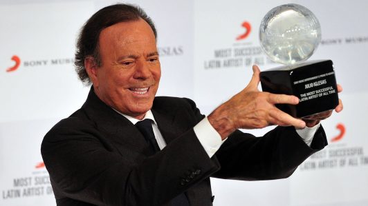 Fiscalía de España investiga a Julio Iglesias por presunto acoso sexual y "tocamientos" a dos exempleadas