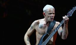 Flea, bajista de Red Hot Chili Peppers, anuncia su primer álbum solista 'Honora' con colaboraciones estelares