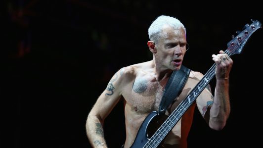 Flea, bajista de Red Hot Chili Peppers, anuncia su primer álbum solista 'Honora' con colaboraciones estelares