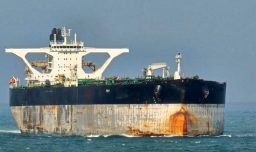 Gobierno de Trump intercepta buque petrolero sancionado que huyó hacia Venezuela tras pintar bandera rusa