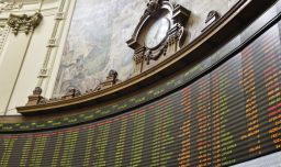 Bolsa de Santiago cae más de un 2% y baja de los 11.000 puntos