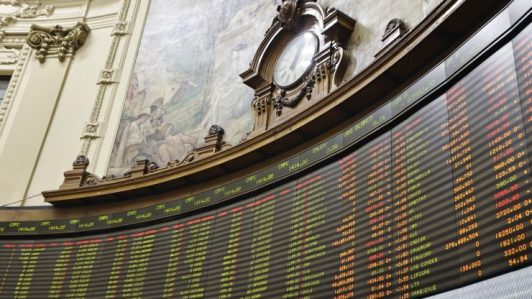 Bolsa de Santiago cae más de un 2% y baja de los 11.000 puntos