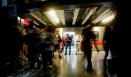 Metro de Santiago reporta interrupción parcial en Línea 1 por persona en la vía