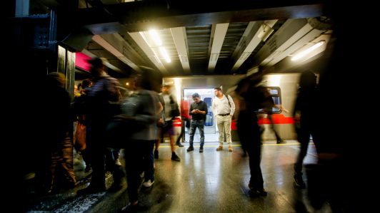 Metro de Santiago reporta interrupción parcial en Línea 1 por persona en la vía