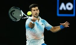 Novak Djokovic se disculpa tras casi golpear a un pasapelotas en el Australian Open