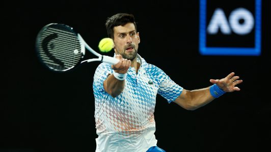 Novak Djokovic se disculpa tras casi golpear a un pasapelotas en el Australian Open