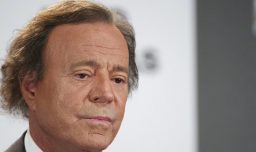 La Fiscalía española archiva la denuncia por acoso y agresión sexual contra Julio Iglesias por falta de competencia
