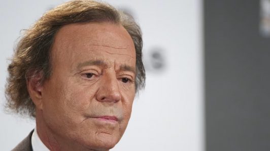 La Fiscalía española archiva la denuncia por acoso y agresión sexual contra Julio Iglesias por falta de competencia