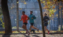 Deportes de verano sin lesiones: Claves para pádel, fútbol, voley playa, surf y trekking