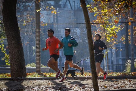 Deportes de verano sin lesiones: Claves para pádel, fútbol, voley playa, surf y trekking
