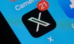 Usuarios denuncian que la IA Grok de X genera imágenes sexualizadas no consentidas de mujeres