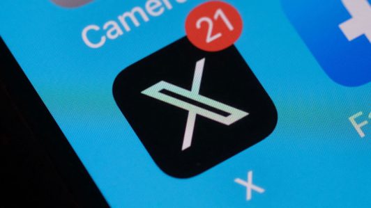 Usuarios denuncian que la IA Grok de X genera imágenes sexualizadas no consentidas de mujeres