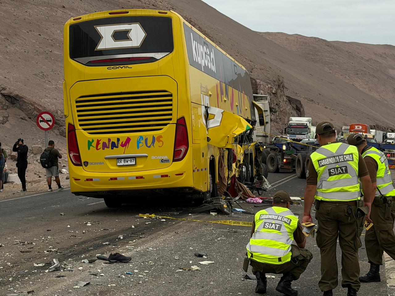 Accidente de tránsito entre bus y camión en la Ruta 5 Norte en Arica dejó al menos dos personas fallecidas/Carabineros