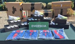 Detienen a dos miembros de banda que robó camión con más de $100 millones en ropa y zapatillas deportivas