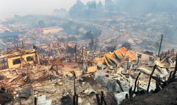 "Lo perdí todo, pero sé que hay gente que me necesita": Bombero cuya casa fue quemada sigue combatiendo incendios en Penco