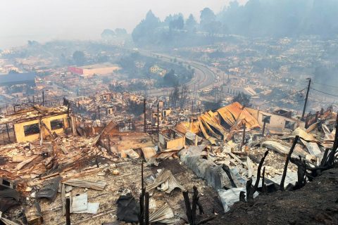 "Lo perdí todo, pero sé que hay gente que me necesita": Bombero cuya casa fue quemada sigue combatiendo incendios en Penco