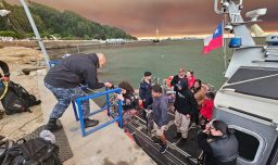 Armada logra evacuar por mar a 47 personas atrapadas en Punta de Parra