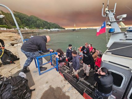 Armada logra evacuar por mar a 47 personas atrapadas en Punta de Parra