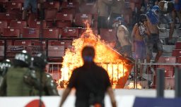 Encapuchados causan graves incidentes en el partido de la U en el Estadio Nacional