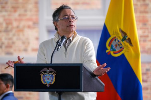 Presidente Petro afirma que colombianos son "tratados como esclavos y perros" en Chile, Argentina y Estados Unidos