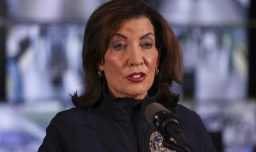 Nueva York propone prohibir la colaboración del ICE con policías locales para redadas