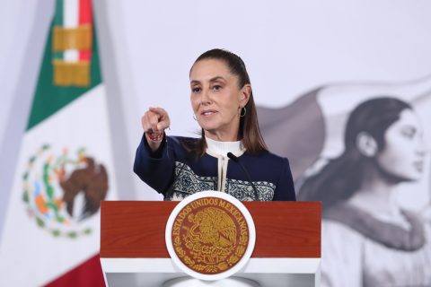 “Aunque quede lejos...”: Presidenta de México anuncia envío de apoyo a Chile por incendios