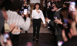Tras casi cuatro décadas al mando de Hermès: Véronique Nichanian celebró su última aparición en desfile en París