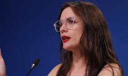 Ministra Vallejo acusa a la UDI de trabar sala cuna universal y cuestiona “señales confusas” de José Antonio Kast