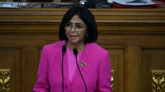 Si algún día voy a Washington, "lo haré de pie, caminando, no arrastrada", afirma Delcy Rodríguez