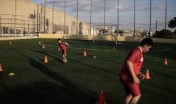 La presión de la FIFA y la UEFA frena, de momento, la demolición de una cancha de fútbol infantil palestina por parte de Israel