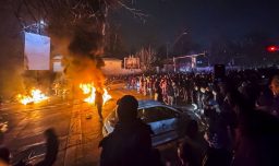 Trump sugiere a ciudadanos de EE.UU. salir de Irán y dice no conocer el número de muertos por las protestas