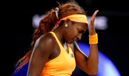 Coco Gauff destrozó su raqueta tras ser eliminada del Australian Open