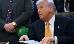 Trump dice que Estados Unidos “observará” antes de descartar una acción militar en Irán