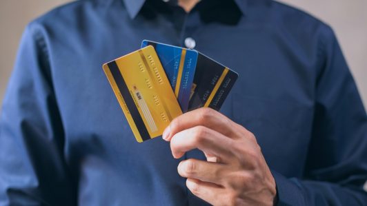 Informe CMF: Endeudamiento en Chile disminuye 16,9% y la carga financiera se ubica en 11,9%