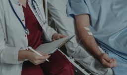 Damnificados por incendios afiliados a Fonasa podrán acceder gratis a prestaciones ambulatorias en clínicas privadas