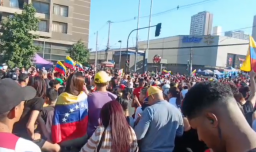 Venezolanos en Chile celebran ofensiva de EE.UU. y anuncio de captura de Nicolás Maduro