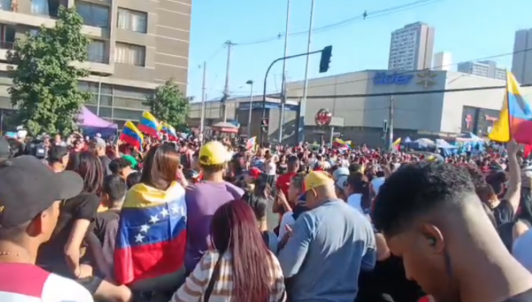 Venezolanos en Chile celebran ofensiva de EE.UU. y anuncio de captura de Nicolás Maduro